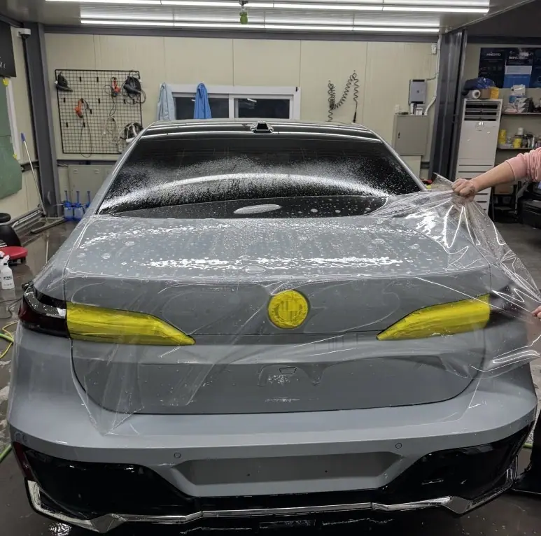 BMW i7 전체 PPF 시공 중